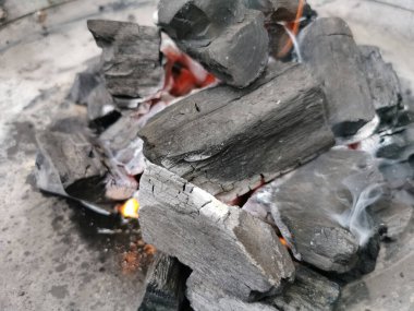 Yanan kömürün makro manzarası şenlik ateşi, kömür dokusunun ayrıntıları...