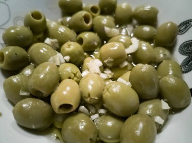 Sağlıklı başlangıçlarda ayrıntılı görüş, yeşil zeytin, sarımsak, kişniş ve zeytinyağı...