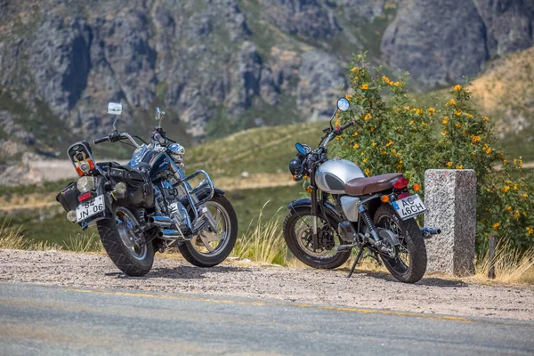 Seia / Serra da Estrela / Portugal - 08: 15 2020: Yolun kenarına park edilmiş iki büyük yer değiştirme motosikletinin görüntüsü