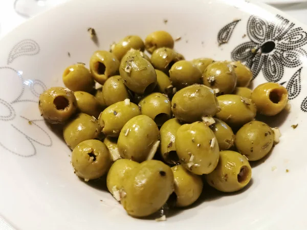 Vista Dettagliata Antipasti Sani Olive Verdi Aglio Coriandolo Olio Oliva — Foto Stock