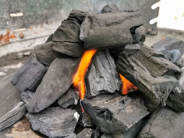 燃焼する石炭部材のマクロビューのたき火 石炭の質感の詳細 — ストック写真