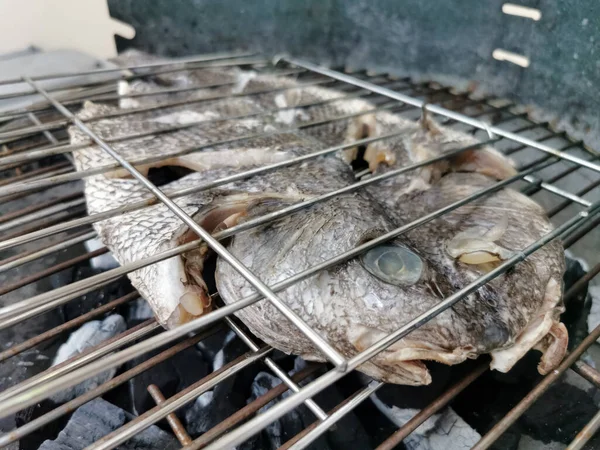 Veduta Dettagliata Del Pesce Alla Griglia Fuoco Carbone Fiamme Cibo — Foto Stock