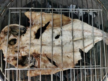 Yanan kömür ateşinde kızartılmış balıkların detaylı görüntüsü, sağlıklı ve tipik Akdeniz yemekleri....