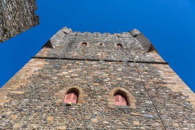 Braganca / Portekiz - 08 01 2020: Braganca şehrinde ikonik bir anıt bina olan Braganca Kalesi 'ndeki kule kalesinin ayrıntılı görüntüsü, Portekiz mirası