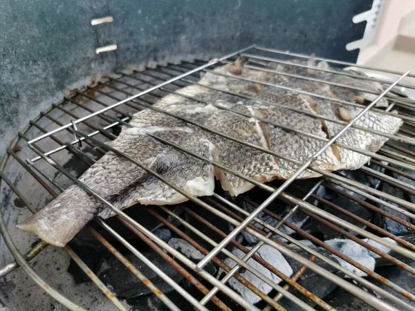燃焼石炭火災 健康的かつ一般的に地中海料理上でグリル魚の詳細ビュー — ストック写真