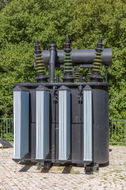 Endüstriyel hidroelektrik jeneratör türbinlerinde kullanılan klasik bir elektrik enerji transformatörü görüntüsü...