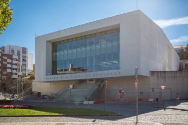 Braganca / Portekiz - 08 01 2020: Braganca Belediye Tiyatrosu 'nun ana cephesinin görünüşü, modern mimarinin bir binası, mimar Filipe Oliveira Dias tarafından tasarlandı
