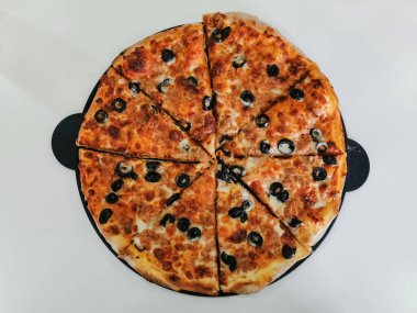 Zeytinli, yuvarlak ve geleneksel İtalyan pizzalı, beyaz arka planlı bir ton balıklı deniz pizzasının ayrıntılı görüntüsü....