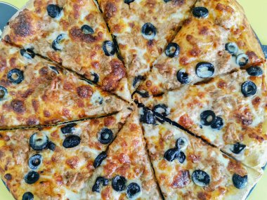 Ton balıklı, zeytinli, yuvarlak ve geleneksel İtalyan pizzası....