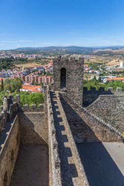 Braganca / Portekiz - 08 01 2020: Braganca şehrinde ikonik bir anıt olan Braganca Ortaçağ Şatosu 'ndaki savunma kuleleriyle iç kaleye bakın, Portekiz atasözü