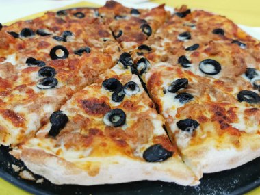 Ton balıklı, zeytinli, yuvarlak ve geleneksel İtalyan pizzası....