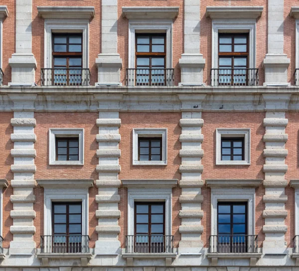 Vzor Fasádní Okna Balkony Pohled Neoklasicistní Vojenskou Budovu Hlavní Fasádě — Stock fotografie