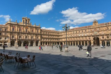 Salamanca / İspanya - 05: 12 2021: Barok halk meydanında, 18. yüzyıl, Plaza Belediye Başkanı Salamanca şehir merkezinde, turist ziyaretçileri