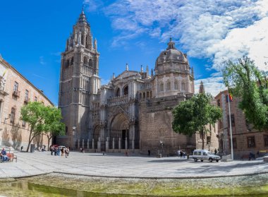 Toledo / İspanya - 05: 12 2021: Toledo 'daki Aziz Mary Kilisesi' nin ana cephesi, Santa Iglesia Katedrali Primada de Toledo, diğer bir deyişle Toledo Katedrali, bir Roma Katolik kilisesi, ziyaret eden insanlar