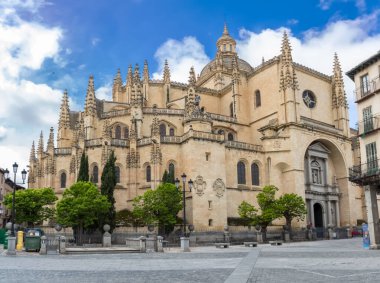 Segovia / İspanya - 05: 13 2021: Segovia Katedrali 'ndeki ikonik İspanyol gotik binasında görkemli cephe manzarası, kuleler ve kubbeler, şehir merkezi