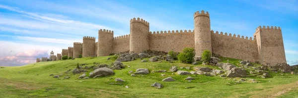 Avila / İspanya - 05 12 2021: Avila şehir surları ve kalesinin görkemli panoramik manzarası, ortaçağ tarihi kentinin tüm manzarası