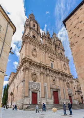 Salamanca / İspanya - 05 12 2021: La Clerecia binasındaki barok ikonik cepheye bakın, Salamanca 'daki Pontificia de Salamanca Üniversitesi (UPSA)