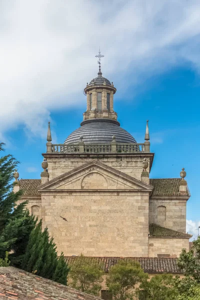 Cuidad Rodrigo Spain 2021年5月13日 ダウンタウンのイグレシア セラルボ Iglesia Ceralbo にある象徴的なスペインのロマネスク様式とルネサンス様式の建築物のドーム コピュラ塔の眺め — ストック写真