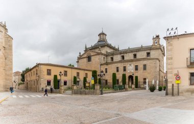 Cuidad Rodrigo / İspanya - 05: 13: 2021: Iglesia de Cerralbo 'da ön manzara, Roma ve Rönesans ikonik mimarisinin kubbe copula kulesi, Plaza Mazarrasa, şehir merkezi