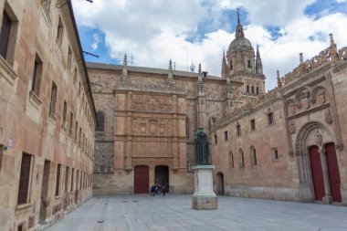 Salamanca / İspanya - 05: 12 2021: Veranda de escuelas, Salamanca Müzesi ve Salamanca Üniversitesi binaları ve Keşiş Luis de Leon heykeli ile merkez üniversite meydanı