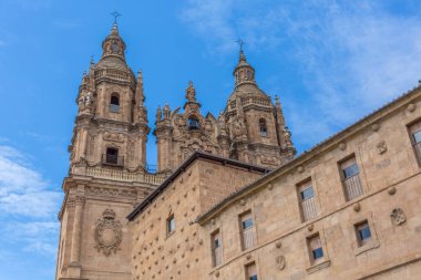 Salamanca / İspanya - 05 12 2021: La Clerecia binası, Salamanca Pontificia de Salamanca Üniversitesi (UPSA) Pontificia de Salamanca 'daki Casa de las Conchas yanal cephe ve barok ikonik cephe)
