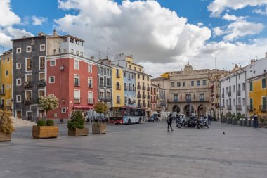 Cuenca / İspanya - 05: 13 2021: Geleneksel renkli binalarla Plaza Mayor 'un görkemli manzarası
