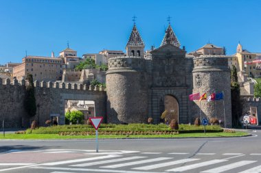 Toledo / İspanya - 05: 12 2021: Yeni Bisagra Kapısı, Toledo Kalesi 'nin devasa bir ana giriş kapısı.