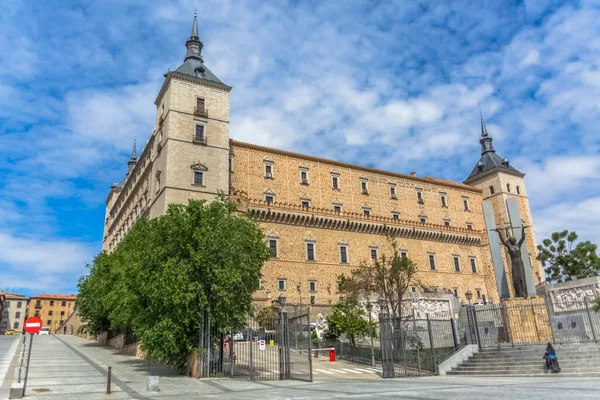 Toledo Španělsko 2021 Majestátní Pohled Renesanční Vojenskou Budovu Hlavní Fasádě — Stock fotografie