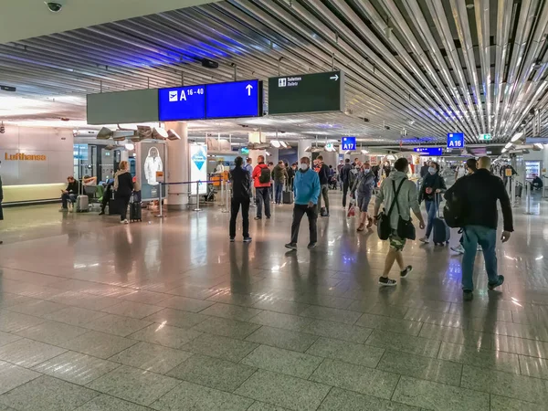 Frankfurt Main 2021 Innenansicht Des Frankfurter Flughafengebäudes Menschen Mit Bunten — Stockfoto