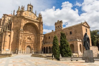 Salamanca / İspanya - 05: 12 2021: San Esteban Manastırı, Plaza del Concilio de Trento, Salamanca şehir merkezinde yer alan Dominik Manastırı