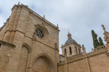 Cuidad Rodrigo / İspanya - 05: 13: 2021: Cuidad Rodrigo katedrali, kule ve kubbe şehir merkezindeki ikonik İspanyol Romanesk mimari binasında görkemli yan bakış