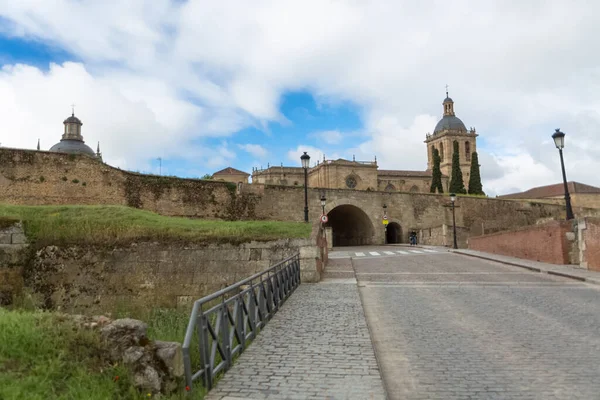 Cuidad Rodrigo Espagne 2021 Majestueuse Vue Face Porte Forteresse Bâtiment — Photo