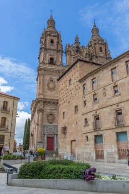 Salamanca / İspanya - 05 12 2021: La Clerecia binası, Salamanca Pontificia de Salamanca Üniversitesi (UPSA) Pontificia de Salamanca 'daki Casa de las Conchas yanal cephe ve barok ikonik cephe)