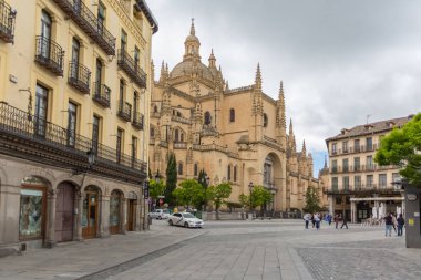 Segovia / İspanya - 05: 13 2021: Plaza Belediye Başkanı 'na bakın ve Segovia Katedrali' ndeki ikonik İspanyol gotik binası, kuleler ve kubbeler, şehir merkezi manzarası
