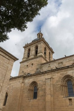 Cuidad Rodrigo / İspanya - 05: 13 2021: Cuidad Rodrigo katedralindeki İkonik İspanyol Romanesk mimari kulesi manzarası