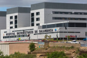 Salamanca / Španělsko - 05 12 2021: Vnější pohled na budovu Fakultní nemocnice Salamanca, vnější vchod pro naléhavé případy