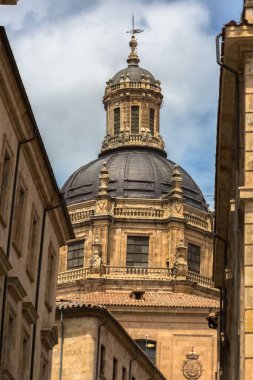 Salamanca / İspanya - 05 12 2021: La Clerecia binasındaki bir barok ikonik kubbe copula, Salamanca, Universidad Pontificia de Salamanca (UPSA) üniversitesi