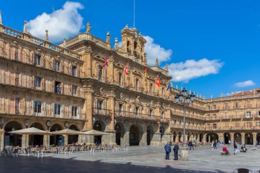 Salamanca / İspanya - 05: 12 2021: Barok halk meydanında, 18. yüzyıl, Plaza Belediye Başkanı Salamanca şehir merkezinde, turist ziyaretçileri