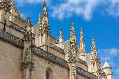 Segovia / İspanya - 05: 13 2021: Segovia katedrali, kuleler ve kubbelerdeki ikonik İspanyol gotik süslemeleri binasında görkemli bir ön görünüm