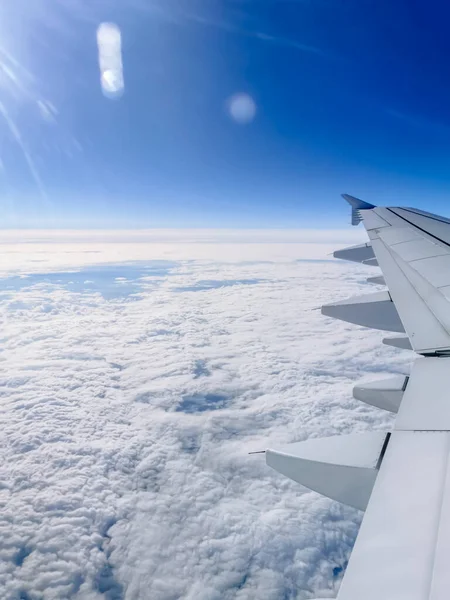 Ufkun Muhteşem Manzarası Bulutların Tepesi Uçak Kanadı Uçarken Çekilmiş Fotoğraf — Stok fotoğraf