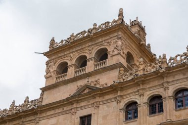 Salamanca / İspanya - 05: 12 2021: Monterrey 'nin saray kulesi Palacio de Monterrey, geç dönem gotik ve platerik rönesans tarzlarının haçı ve Salamanca şehir merkezinde tarihi bir bina