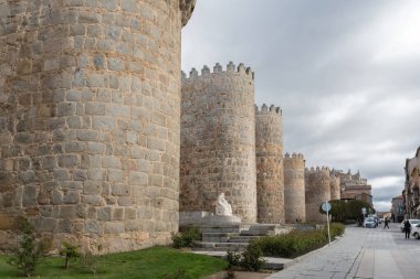 Avila / İspanya - 05 12 2021: Avila şehir surları ve kalesinin muhteşem manzarası, ortaçağ tarihi şehrine tam bir bakış açısı