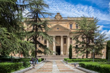Salamanca / İspanya - 05 12 2021: Salamanca Üniversitesi Felsefe Fakültesi 'nin ön cephesi ve park ve bahçe çevresi