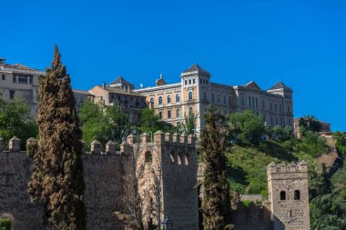 Toledo / İspanya - 05 12 2021: Toledo Ortaçağ Kalesi ve Toledo İl Temsilciliği, arka plan olarak neoklasik arka cephe binası