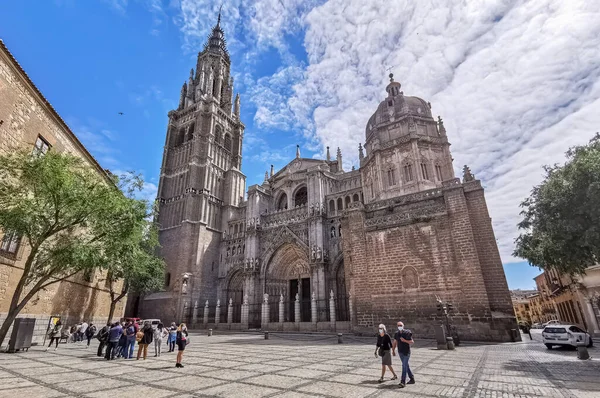 Toledo / İspanya - 05 12 2021: Toledo 'daki Plaza del Ayuntamiento' da muhteşem manzara, Toledo 'daki Aziz Mary Katedrali, Santa Iglesia Katedrali Primada de Toledo, yoksa Toledo Katedrali, bir Roma Katolik kilisesi, turist peo