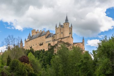 Segovia / İspanya - 05: 13 2021: Segovia 'nın ikonik İspanyol ortaçağ şatosu Alcazar' daki görkemli cephe manzarası