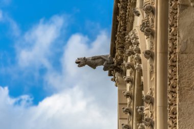 Cuenca / İspanya - 05: 13 2021: Cuenca Katedrali 'ndeki ikonik gotik ön cephe binasının heykelinin ayrıntılı görünümü