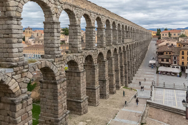 Сеговия / Испания - 05 12 2021: View at the Plaza Azoguejo and Towering Roman aqueduct & grand landmark monument of Сеговия, on Segovia downtown