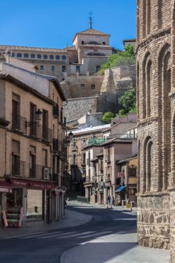 Toledo / İspanya - 05: 12 2021: Toledo şehrindeki Real del Arrabal caddesinde görüş ve arka planda Carmelitas Descalzos Manastırı
