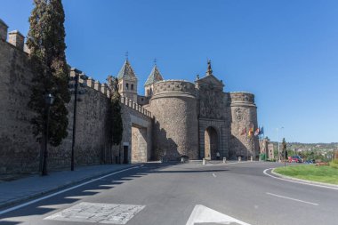 Toledo / İspanya - 05: 12 2021: Yeni Bisagra Kapısı, Toledo Kalesi 'nin devasa bir ana giriş kapısı.